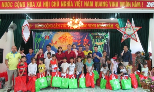 Đại diện Hội đồng đội tỉnh, các đoàn thể, thành viên các CLB trao quà trung thu cho các em nhỏ